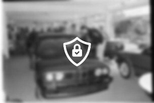 Autohaus Riegel: Vorburgstraße: Neueröffnung der Ausstellungs- und Geschäftsräume: Frau bei Sitzprobe in Neuwagen, Besucher bei Besichtigung