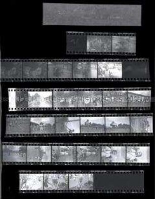 Schwarz-Weiß-Negative mit Aufnahmen von Flüchtlingstrecks, sowie Aufnahmen eines Kindersportfestes in Berlin Tempelhof