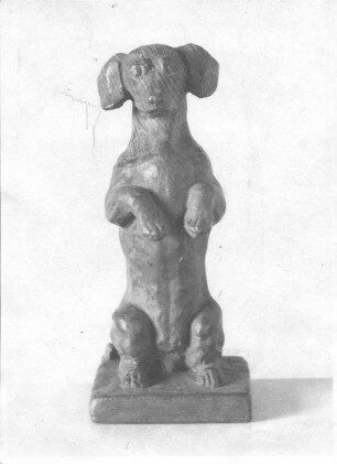 Aufrechtstehender Dackel. Bronze (vor 1945; E. Richter). Dresden-Südvorstadt, Eisenstuckstraße, Atelier der Bildhauerin