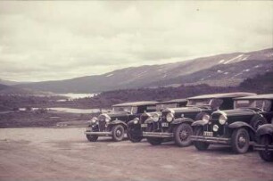 Reisefotos Norwegen. Geparkte Autos unweit eines Fjords