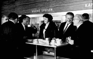 Pforzheim: Autobahnrasthaus; Omnibusgäste (Stadträte und Oberbürgermeister Dr. Keidel im Autobahnrasthaus beim Schnellimbiss)