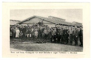 Postkarten mit Bildern aus dem Kriegsgefangenenlager Puchheim, Nr. 8 (2604): Russ. und franz. Gefangene vor ihrer Baracke