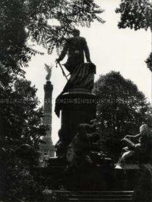 Blick auf die Siegessäule und das Bismarck-Nationaldenkmal am Großen Stern im Berliner Tiergarten