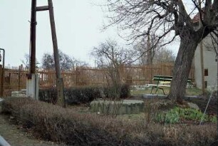 Waidstein wie voriges Bild in einem Vorgarten
