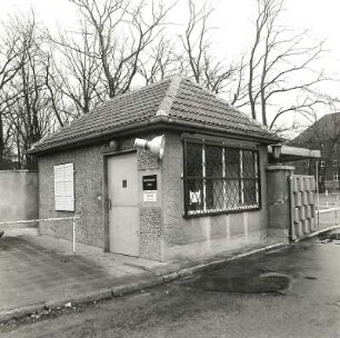 Cottbus, Paul-Hornick-Straße. Paul-Hornick-Kaserne (um 1936). Schilderhaus vor dem Torhaus
