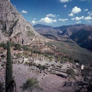 Delphi. Apollon-Heiligtum überm Pleistos Tal, den Phädriaden-Fels, Theater, Tempel, Athener-Schatzkammer