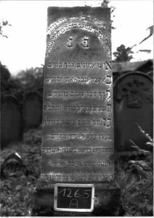 Grabstein 1265 (Index: 100104493) Material: Sandstein Zustand: leicht angewittert Maße HxBxT: 190x56x27 cm Beschreibung: obeliskenartige Stele, unterster Sockel felsartig gearbeitet: Grabstein 1265A