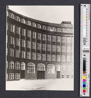 Volksschule an der Ahrensburger Straße : [Außenansicht] ; [Eingangsbereich]