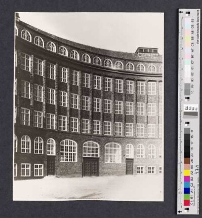 Volksschule an der Ahrensburger Straße : [Außenansicht] ; [Eingangsbereich]