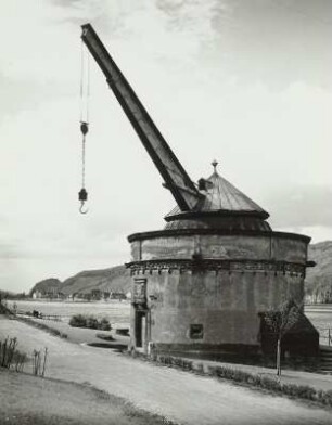 Hafenkran am Rheinufer bei Andernach