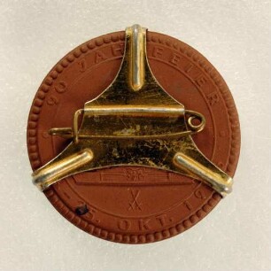 Jubiläumsabzeichen Gabelsberger Stenographenverein von 1846 zu Leipzig anlässlich der 90-Jahr-Feier 1936 (mit Broschennadel) : Medaillensammlung Stenografische Sammlung. Jubiläumsabzeichen Gabelsberger Stenographenverein von 1846 zu Leipzig anlässlich der 90-Jahr-Feier 1936 (mit Broschennadel). Böttgerporzellan (braun); Durchmesser 36 mm (1936; Porzellanmanufaktur Meißen). Dresden: SLUB R c 0409
