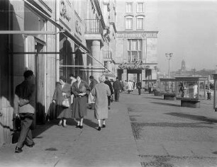 Dresden, Altmarkt, Wohn- und Geschäftshäuser mit Café Prag