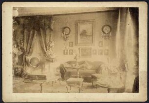 Wohnraum von Prof. E. A. Donadini, Dresden : Ansicht des Salons in der ersten Dresdner Wohnung des Malers E. A. Donadini, mit Sitzecke, Schachspiel und Globus
