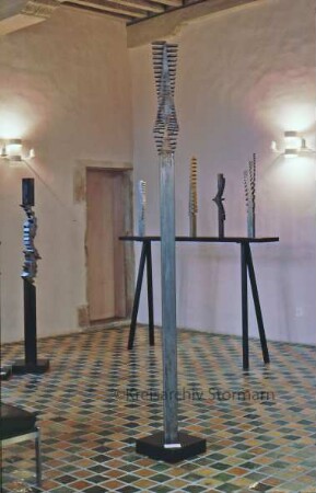Ausstellung: Fächer Stormarner Künste: Schloss Reinbek: Metallstelen von Heinz Neumann