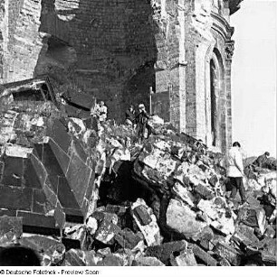 Dresden-Altstadt. Ruine der Frauenkirche während ihrer archäologischen Enttrümmerung. Besuchergruppe auf dem Trümmerhaufen vor dem Chor