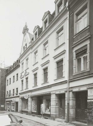 Pirna-Altstadt. Wohnhaus, Schössergasse 9 : Pirna-Altstadt. Wohnhaus mit Laden, Schössergasse 9. Straßenansicht