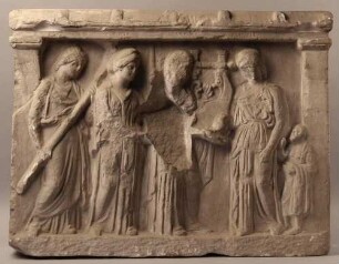 Weihrelief an Apollon, Artemis, Leto und Kurotrophos
