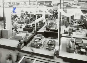 Messehalle für Möbel (Halle 15). Raumaufnahme mit Ausstellungskojen