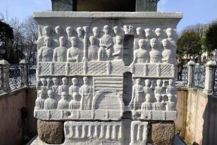 Sogenannter Theodosius-Obelisk — Sockel des Theodosius-Obelisken — NO-Seite: Kaiser Theodosius und Hofstaat bei der Aufrichtung des Obelisken