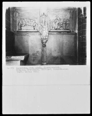 Nördliche Chorschranke mit Relieftafeln (Grablegung, Kreuzabnahme) und einem Heiligen