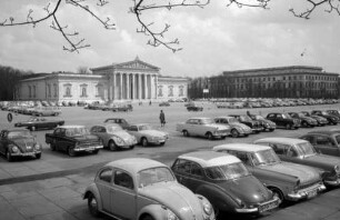 München: Glyptothek, Frontalansicht, mit Parkplatz im Vordergrund