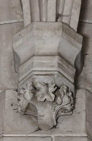 Konsole mit Laubwerk