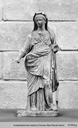 Vestalin - Una Vestale con fuoco sacro e tarza nella mano sinistra