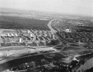 Luftaufnahme, Blick von Süden auf den Autobahnzubringer Siemensdamm (Stadtring) mit Wohnsiedlung Charlottenburg-Nord und Paul-Hertz-Siedlung. Berlin-Charlottenburg-Nord, Jakob-Kaiser-Platz