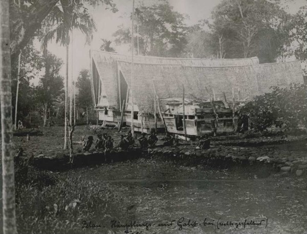 "Pelau. Chef et Galit-bai (se désagrégeant à droite) à Eirei".