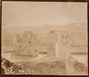 Brückenpfeiler : Pfeiler der Brückenruine von Hasankeyf aus dem 12. Jahrhundert. Im Hintergrund Ausläufer des armenischen Taurus.