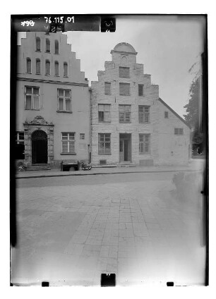 Rostock, Am Ziegenmarkt 3/4. Ehem. Alte Münze (Baubeginn 1394, Erneuerung 1620-1628) und Wohnhaus (Baubeginn 15. Jh., Bezeichnung 1731). Straßenfront