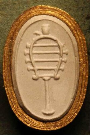 Ein Sistrum als Symbol der Isis (Daktyliothek, Erstes Mythologisches Tausend)