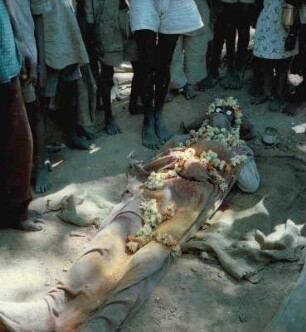 Geschmückte Leiche : Varanasi (Indien). Geschmückte Leiche