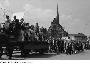 Festwagen im Demonstrationszug auf dem Augustusplatz, im Hintergrund die Universitätskirche St. Pauli