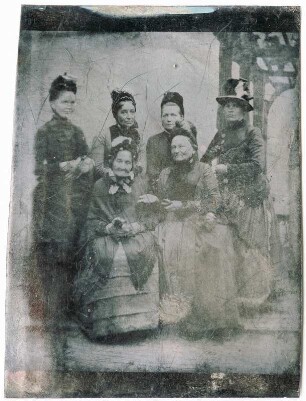 Gruppenporträt : Gruppenporträt (Ferrotypie). Frauen in Kleidung der 1880er Jahre