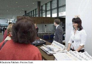 Tagungsteilnehmer am Infopunkt