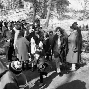 Schlosspark: Ostereiersuchen: Besucher kommen über kleine Brücke: im Hintergrund Bagatelle