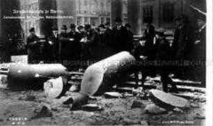 Durch die Revolutionskämpfe im Dezember 1918 beschädigte Säulen des Nationaldenkmals