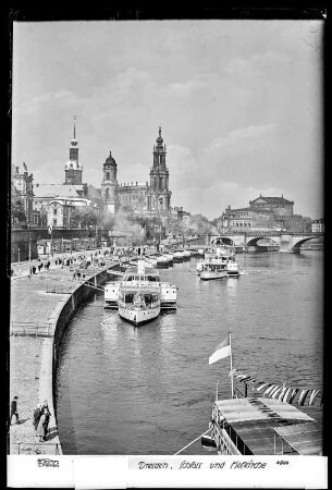 Dresden, Residenzschloss, Katholische Hofkirche und Semperoper, mit Dampferanlegestelle