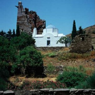 Kea, Agia Marina. Antiker Pyrgos, 4. Jh. v. Chr. In der Ruine Kreuzkuppelkirche, 11. Jh.