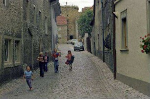 Mainbernheim: Gasse mit Kindern, Hintergrund Tor