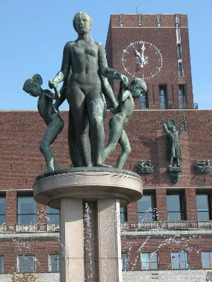 Oslo - Brunnen am Rathaus : Brunnenskulptur vor dem Rathaus. Aufgenommen in Oslo im September 2004