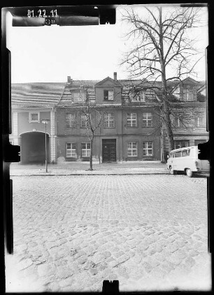 Potsdam, Otto-Nuschke-Straße (Lindenstraße) 19. Wohnhaus (um 1736/1737). Straßenfront