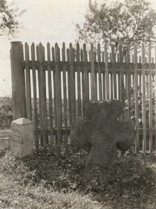 Tatzenkreuz : Steinkreuz am Ausgang von Laas nach Klingenhain aus Porphyr, ca. 1m groß