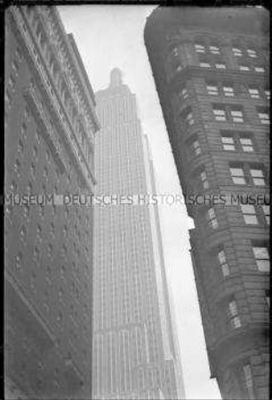 Durchblick auf das Empire State Building, rechts das Gebäude "Flatiron", New York City