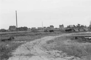Feldweg : Blick über einen Feldweg zur Stadt