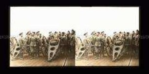 Soldaten an den Geschützen, Haubitzen
