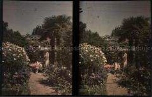 Zwei Frauen im Garten der Villa Gustavina