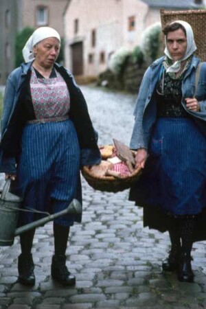 Frauen auf dem Weg zum Wäschewaschen
