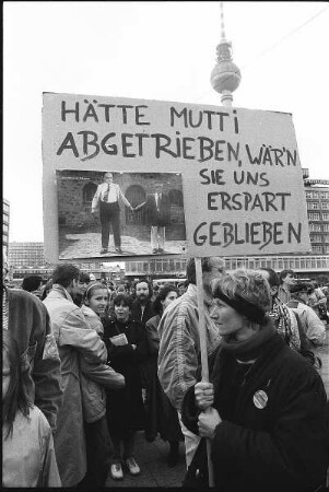 Demonstration am 4. November 1989 mit Plakat "Hätte Mutti abgetrieben, wär'n sie uns erspart geblieben" gegen Helmut Kohl und Erich Honecker